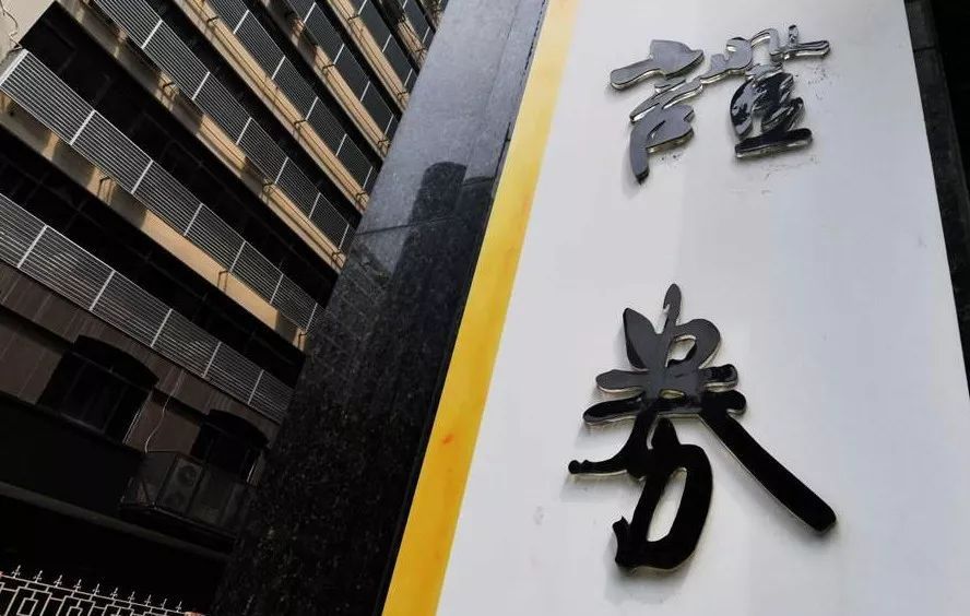 2024寿险业两极割裂：一面利润暴涨，一面裁员降薪