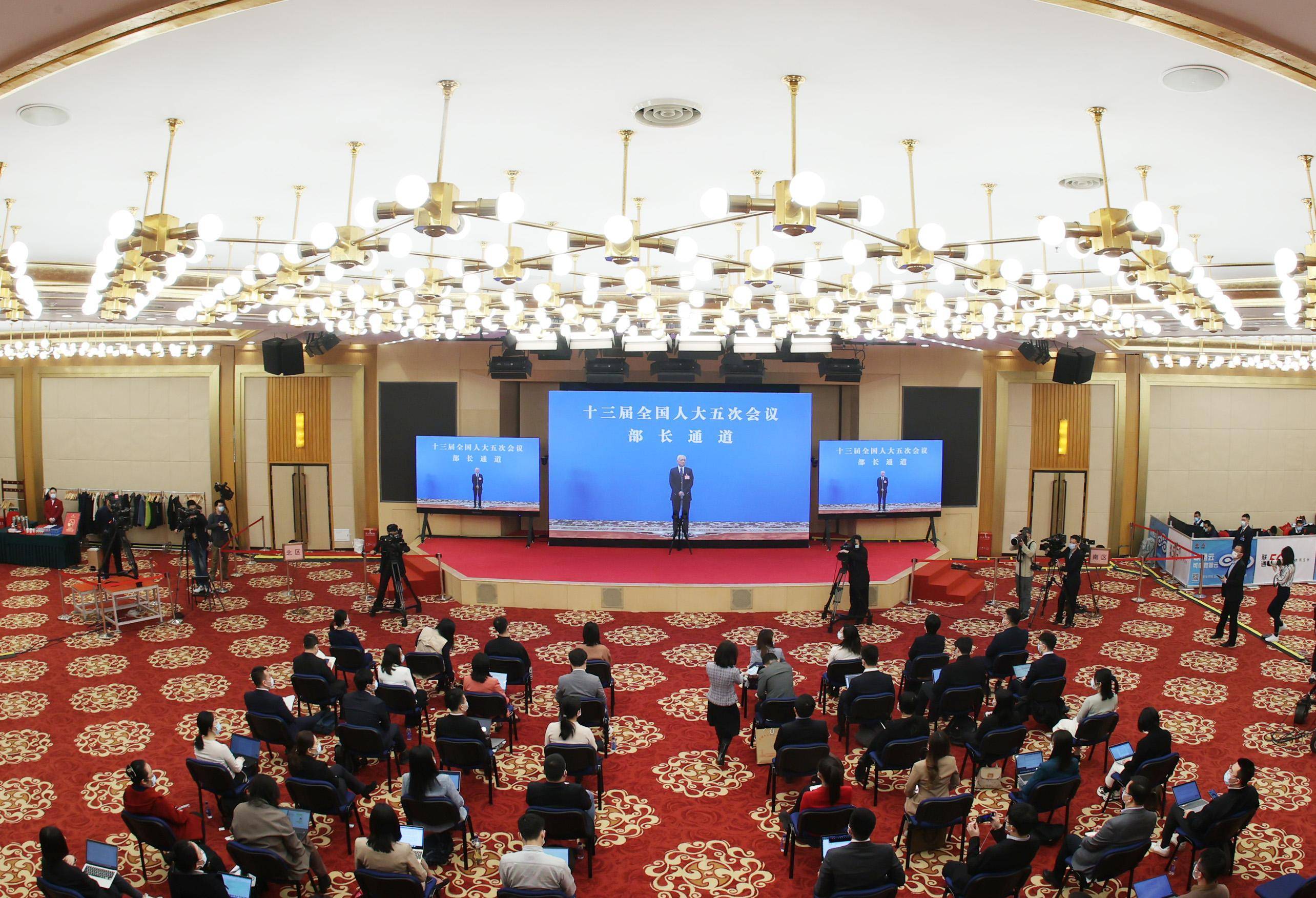 李云泽参加全国两会“部长通道”集体采访